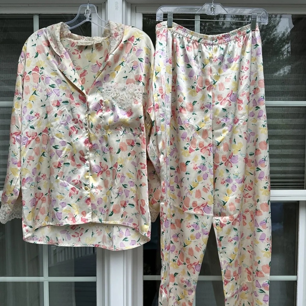 Victoria’s Secret Womens Pajama Set Floral Lace Satin Small *Vintage Gold Label*